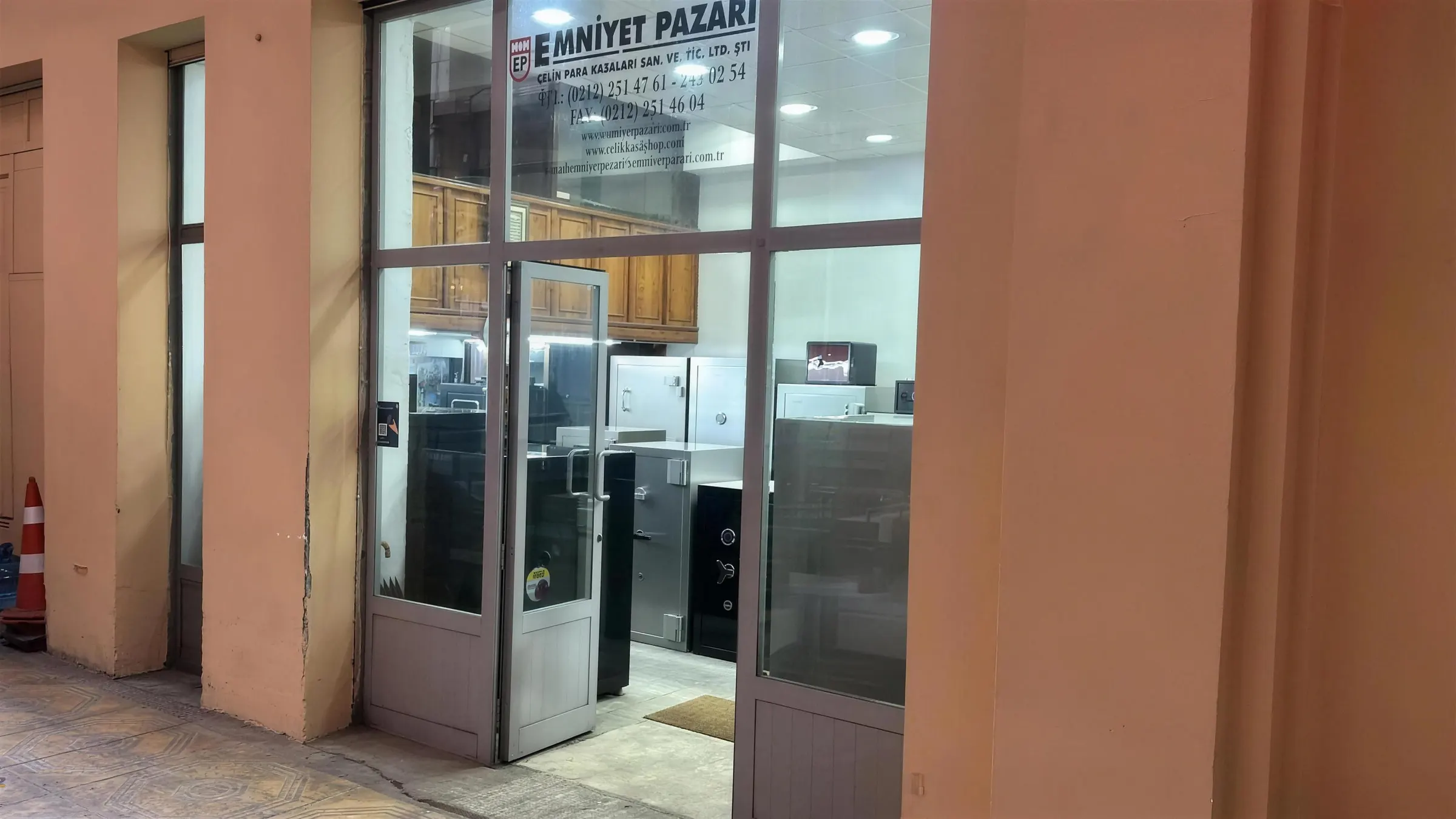 Emniyet Pazarı Karaköy Mağaza